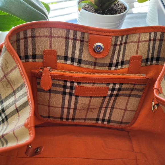 Authentic Burberry gm size handbag - - Picture 5 of 8